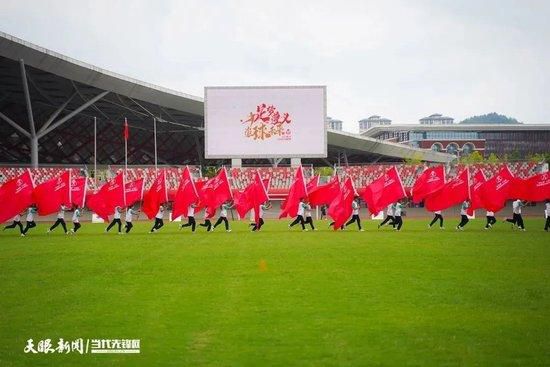 他有一支自动手枪，他把帽子从窗户里扔出去的时候就会打一枪，心血来潮的时候更是随处射击。